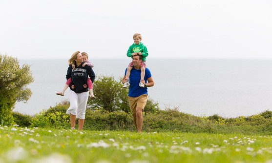 ve22710_family walking in exmouth_30-08-2019.jpg